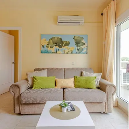 Cozy In Benal Apartment
